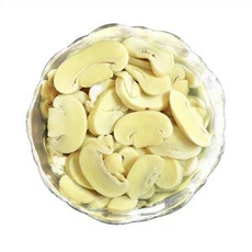Tranche de champignon dans une bouteille en verre